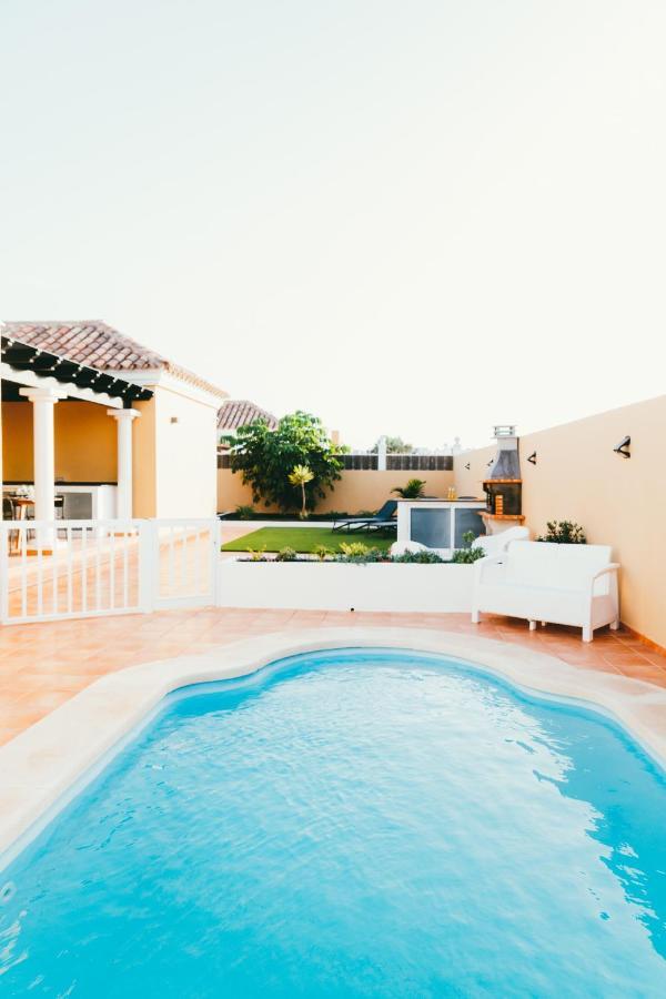 Moderne Villa Met Verwarmd Zwembad In كوراليهو المظهر الخارجي الصورة