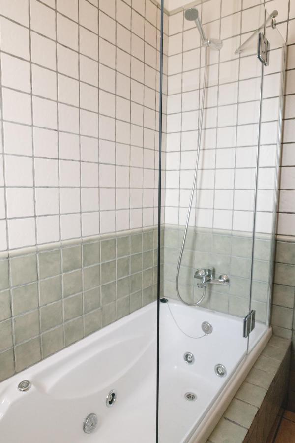 Moderne Villa Met Verwarmd Zwembad In كوراليهو المظهر الخارجي الصورة